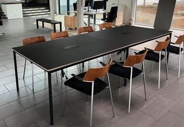 Muuto Base konferencebord med sort linoleum og birkekant – skråvinkel, 300x110 cm